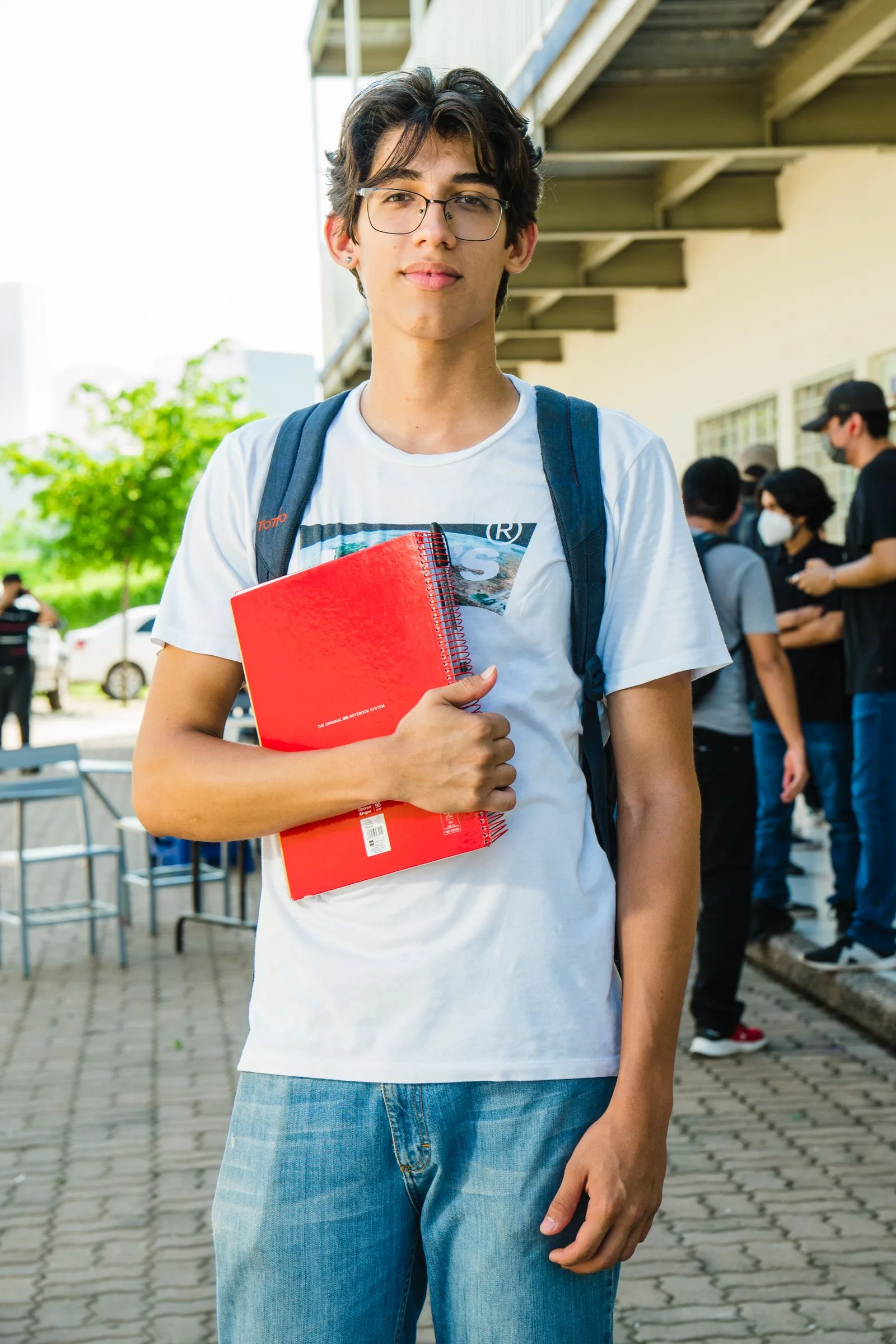 Estudiante universitario con sus materiales