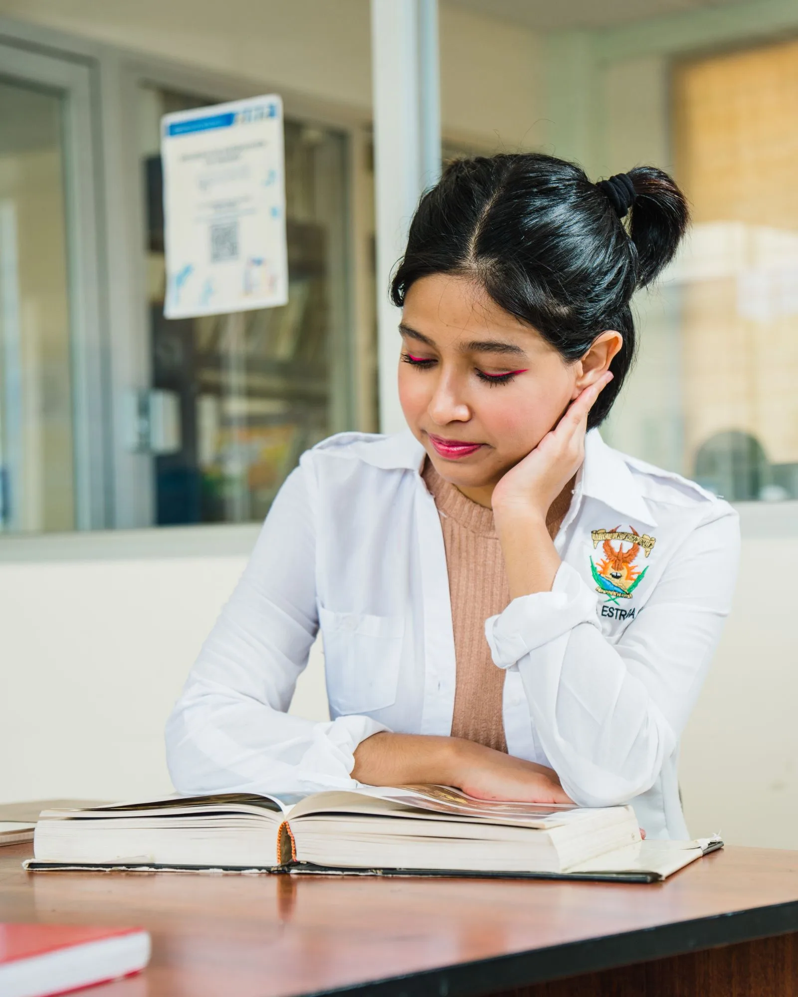Estudiante universitaria durante una jornada de aprendizaje