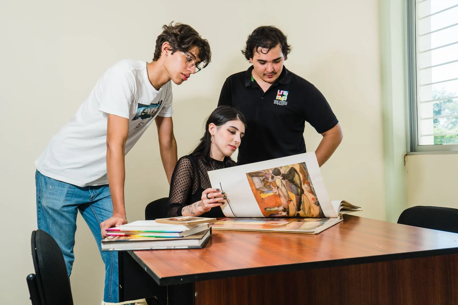 Estudiantes aprendiendo juntos