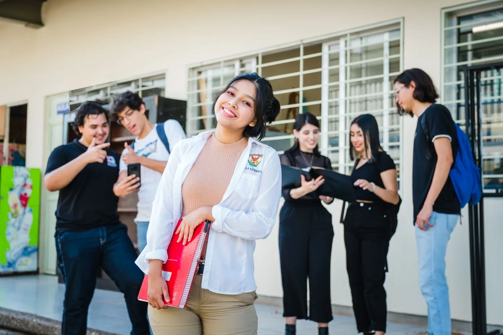 Estudiante trabajando en un proyecto