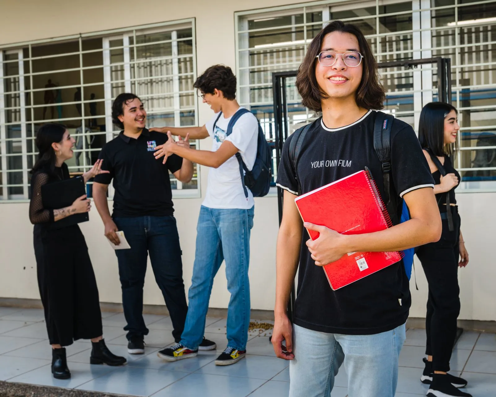 Estudiantes compartiendo en el campus
