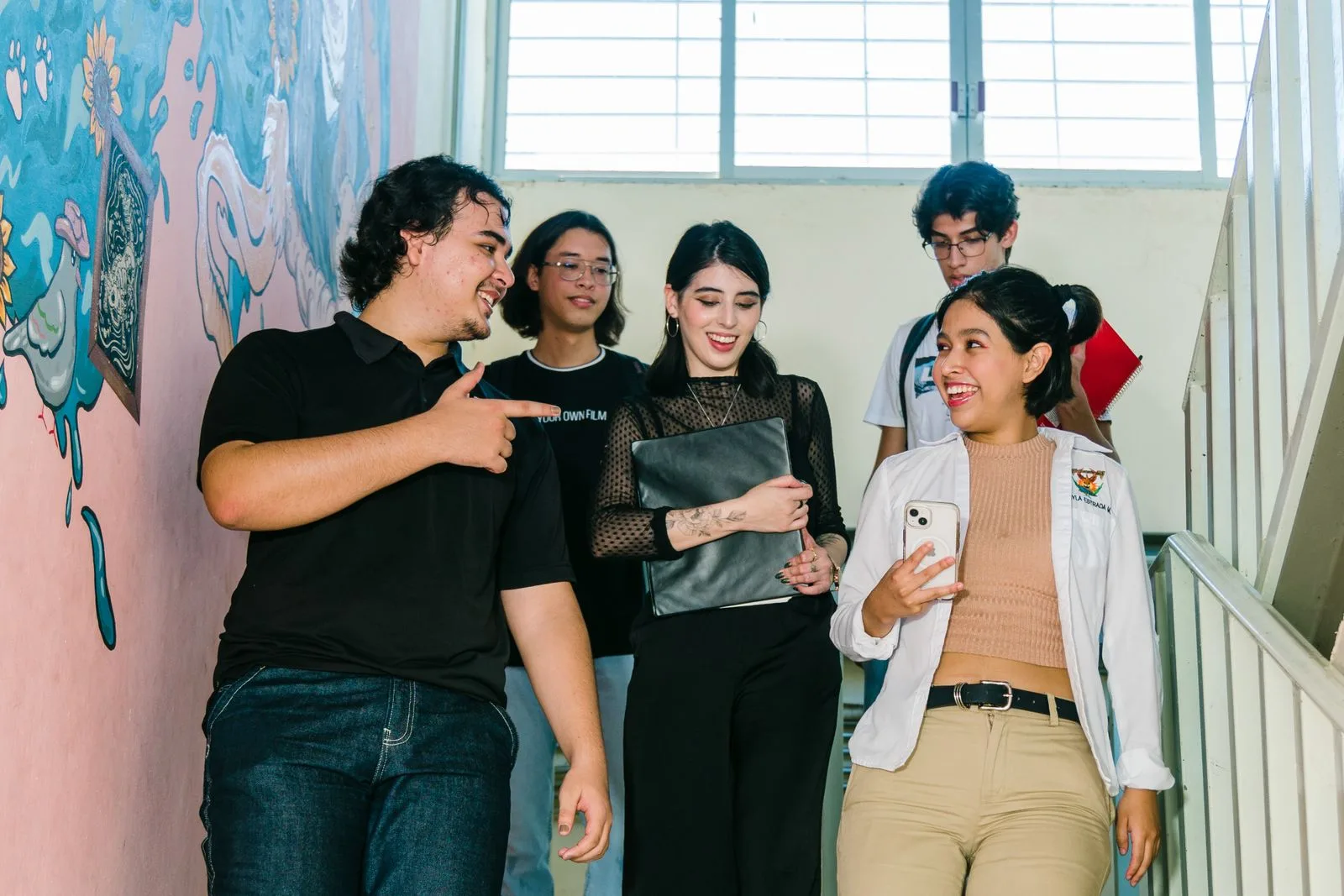 Estudiantes conversando en el campus